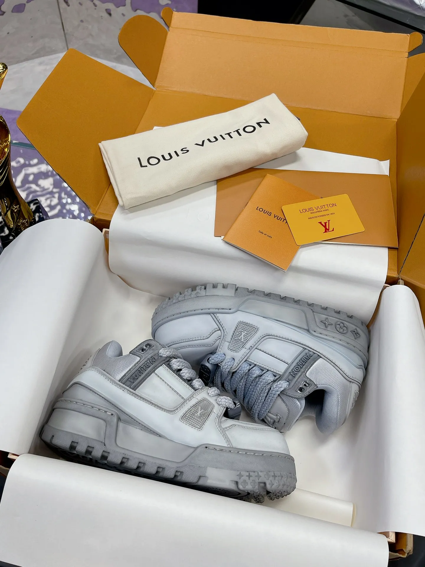 Men's shoes 💰1020❤️❤️❤️ LV donkey brand L's latest catwalk models Chubby Chubby Chubby Chubby TRAINER MAXI bread shoes Skateboard shoes Casual Couple models Sports shoes DIY beading Original purchase and development Production This LV Trainer Maxi sneaker is made of soft cow leather, with a large silhouette and convex outsole to reinterpret the original LV Trainer sneaker design, interpreting the inspiration of retro basketball shoes. Rubber LV monogrammed upper, Monogram floral outsole. Exquisite packaging at the delivery counter 🛍📦 ▪️Fabrics: Original customized imported first-layer cowhide ▪️Lining: Original customized breathable mesh lining ▪️Outsole: Original open-molded TPU combination outsole ▪️Sole thickness: 4CM ▪️Size: Women's 35-41 Men's 39-45